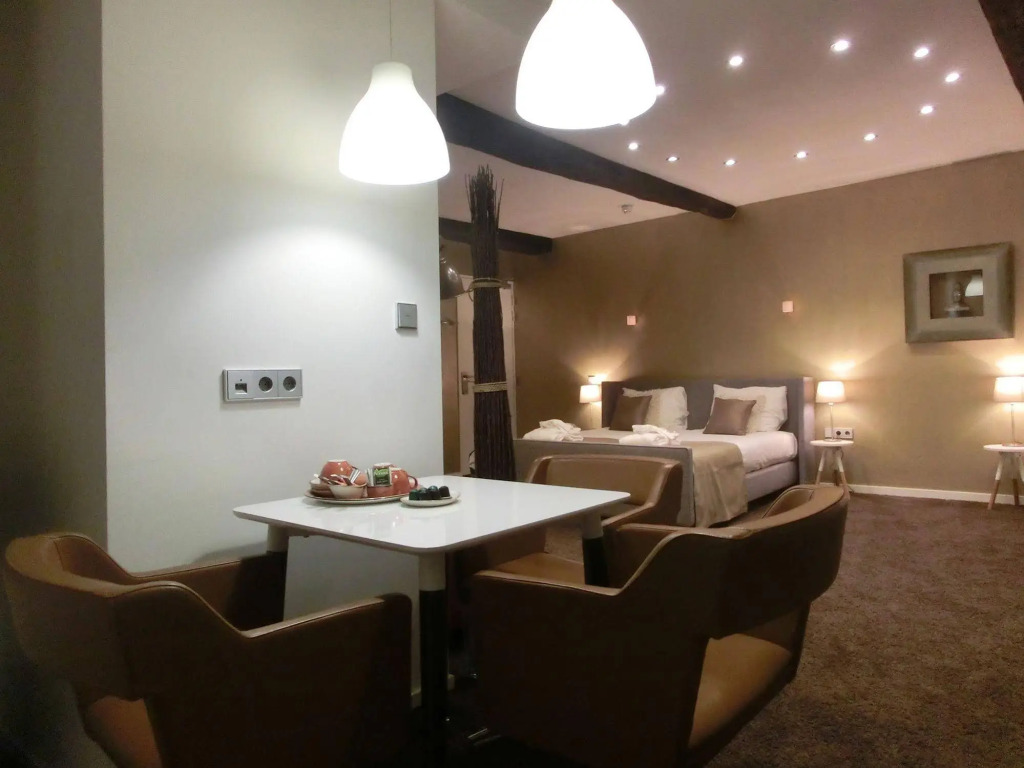 Hotel Vrythof - just a room - digital check-in, key by email or SMS