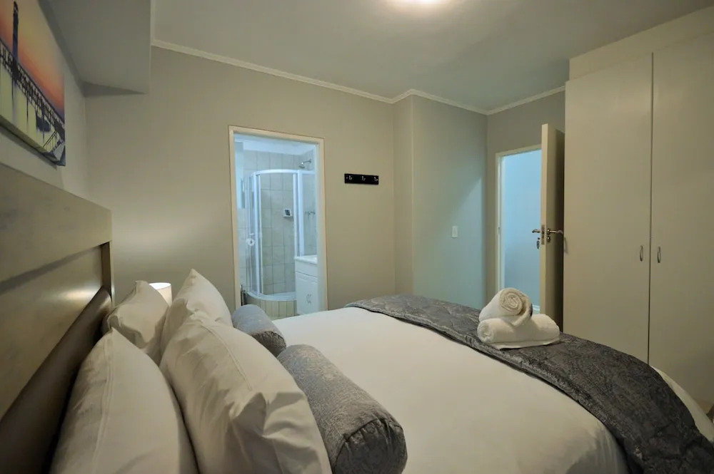 Island Club Hotel & Apartments