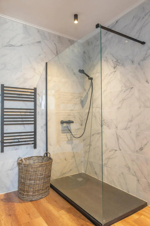 Lovely 2 bedroom rental in excellent location