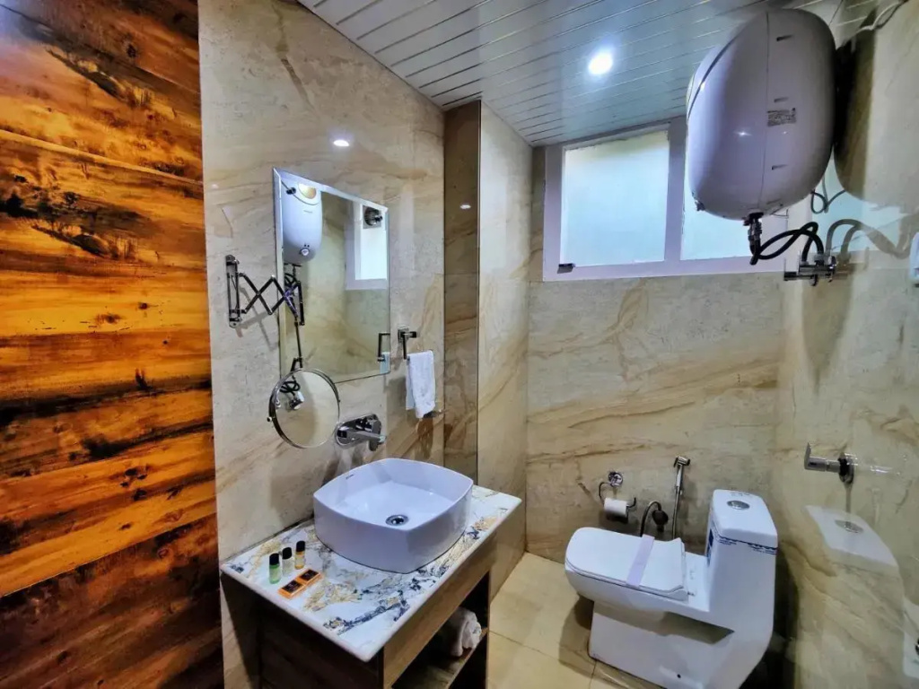 Hotel Auckland - Near Mall Road