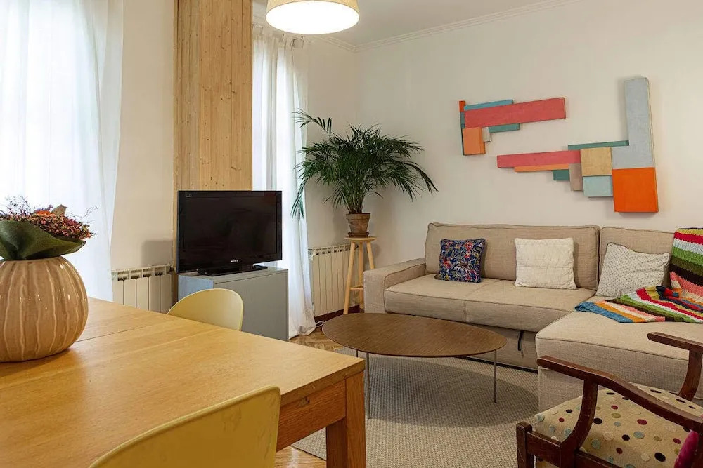 Cute 1 Bed Flat w Balcony, 2 min to Metro