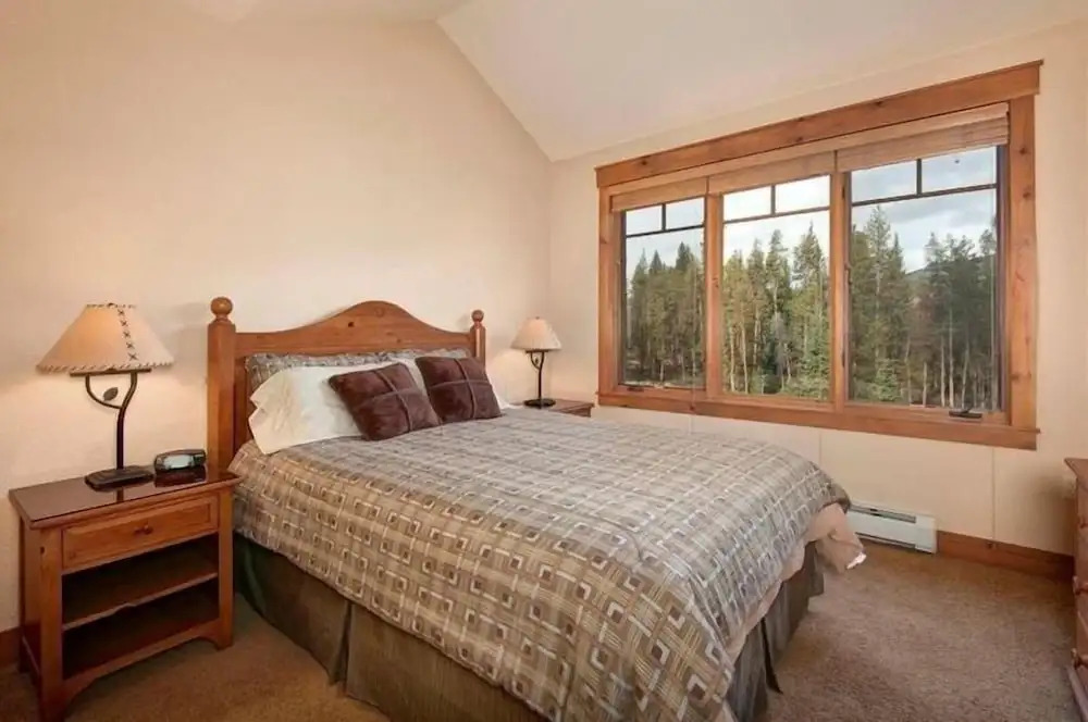 Private 3 Bedroom Townhome Located in East Keystone With Access to a Firepit, Hot Tub, and Billiards