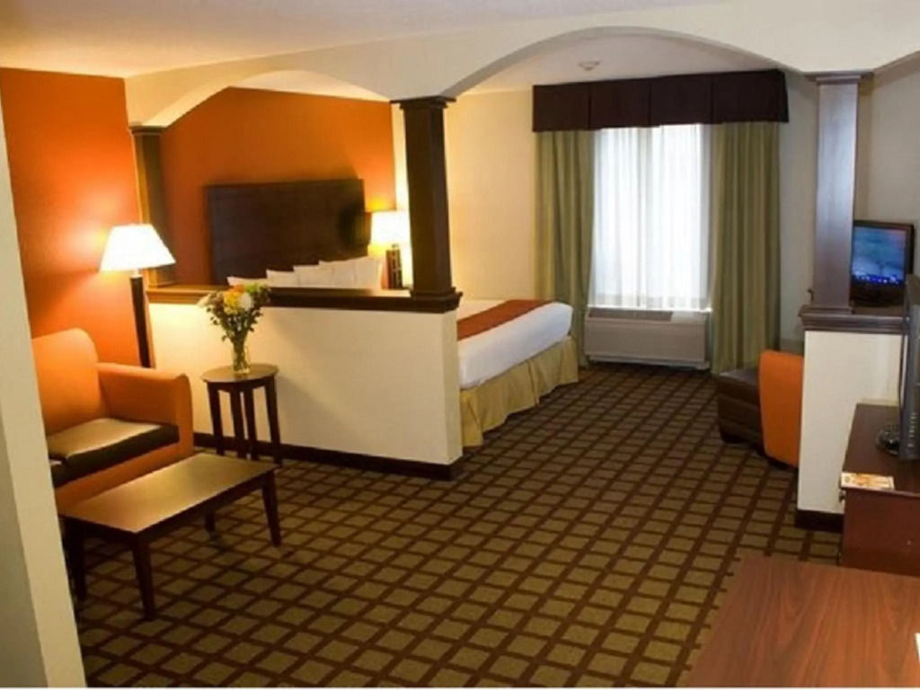 Holiday Inn Express Hotel & Suites Chicago-Algonquin by IHG