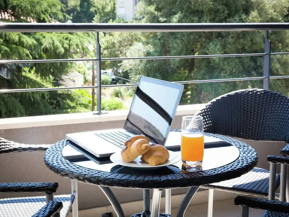 Topfloor Comfortable Luxury Apartment With Private Balcony,free Garage and Wi-fi
