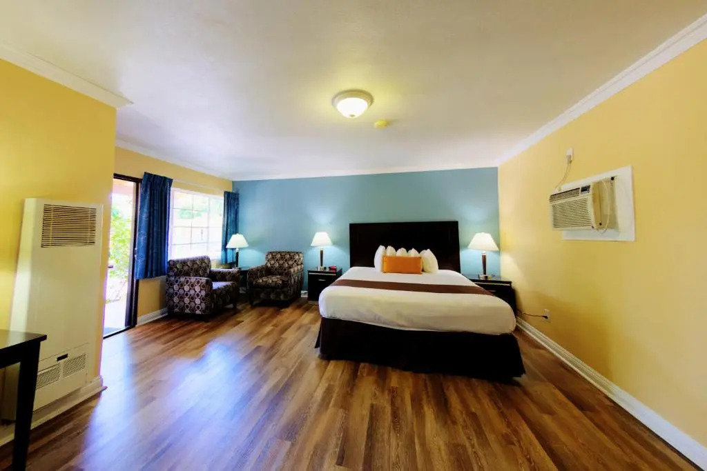Palm Tropics Motel