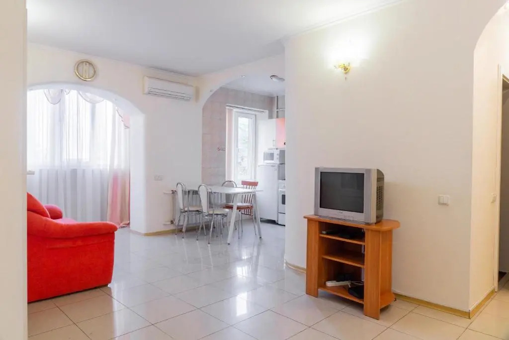 Apartment Triokhsviatytelskaya Street 3