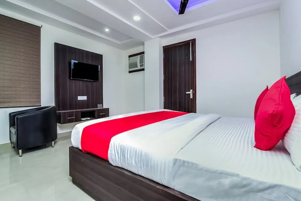 OYO 24236 Q Hotel