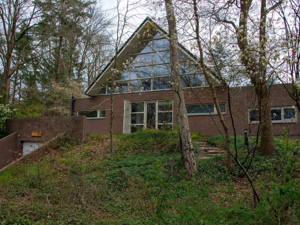 Spacious villa with sauna and hot tub, in a holiday park near a National Park