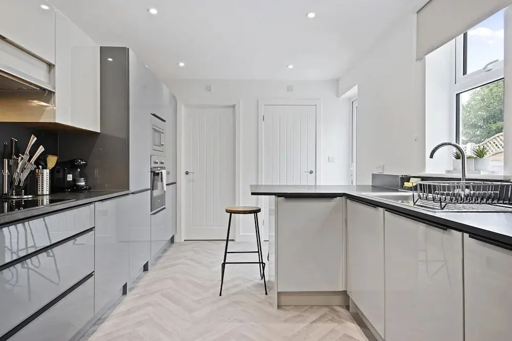 Victoria House by Kasar