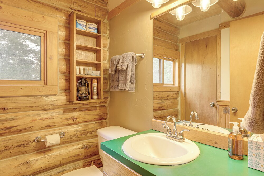 Wild Adventures in Eureka! Amish-crafted Cabin