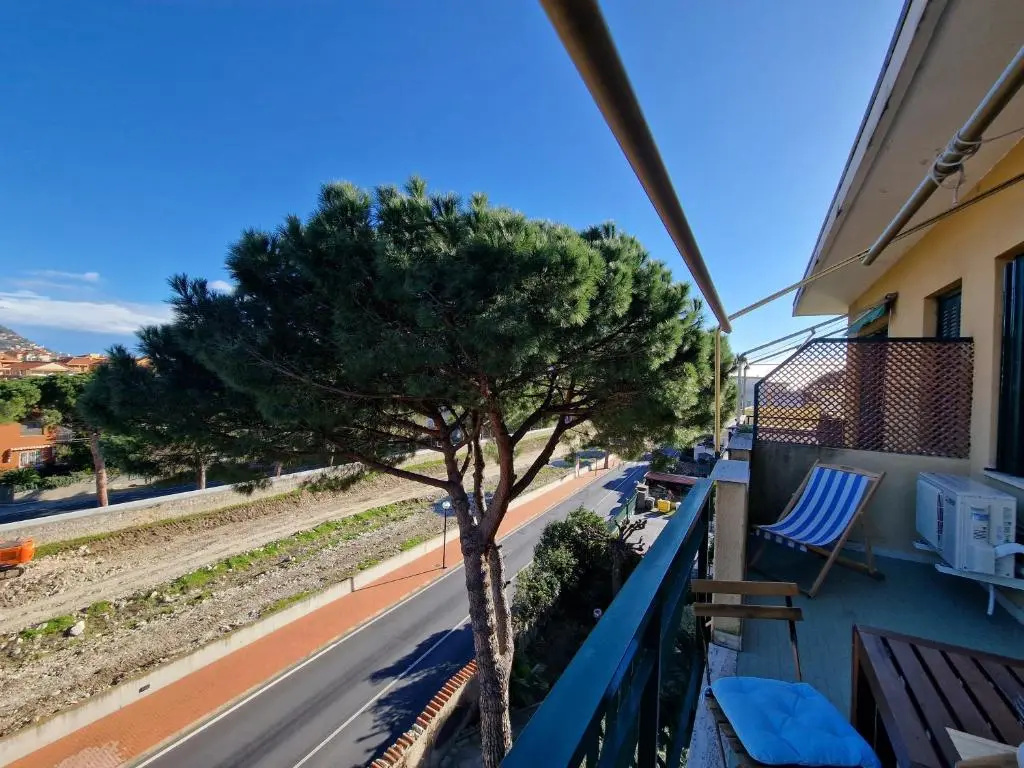 650 metri dal Mare - WiFi - Terrazzo - Piscina - A/C