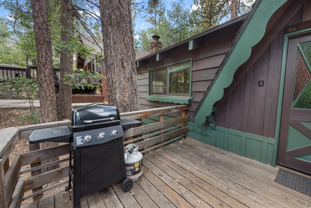 Knotty Pine Chalet - 2br/1ba/walk To Lake And Village/fireplace/wifi/smarttv/barbeque/fencedyard 2 Bedroom Chalet