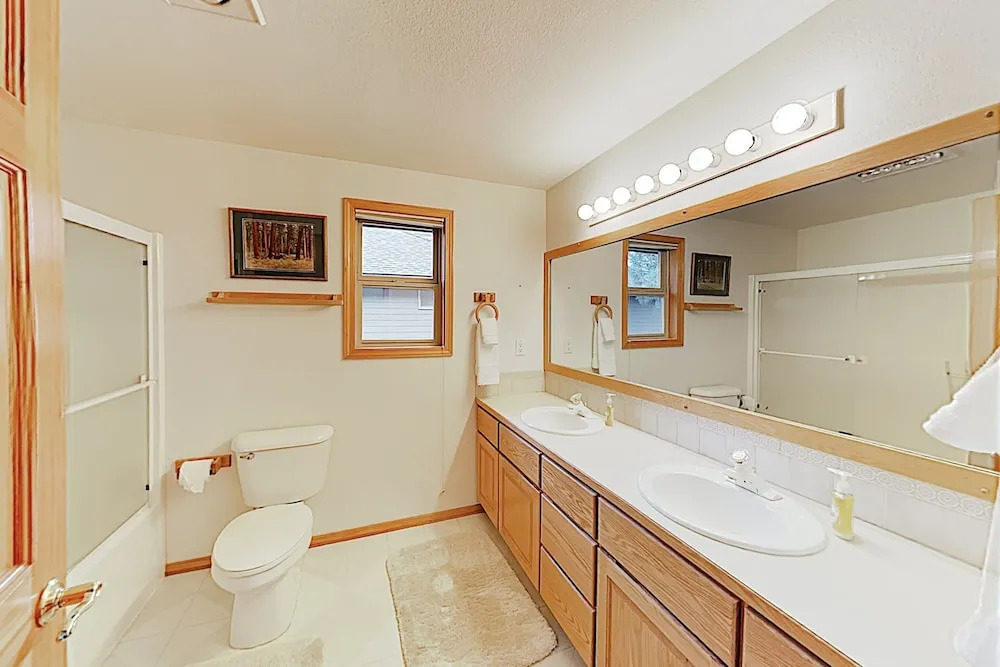 Tranquil North End Gem W/ Hot Tub & Bikes 5 Bedroom Home