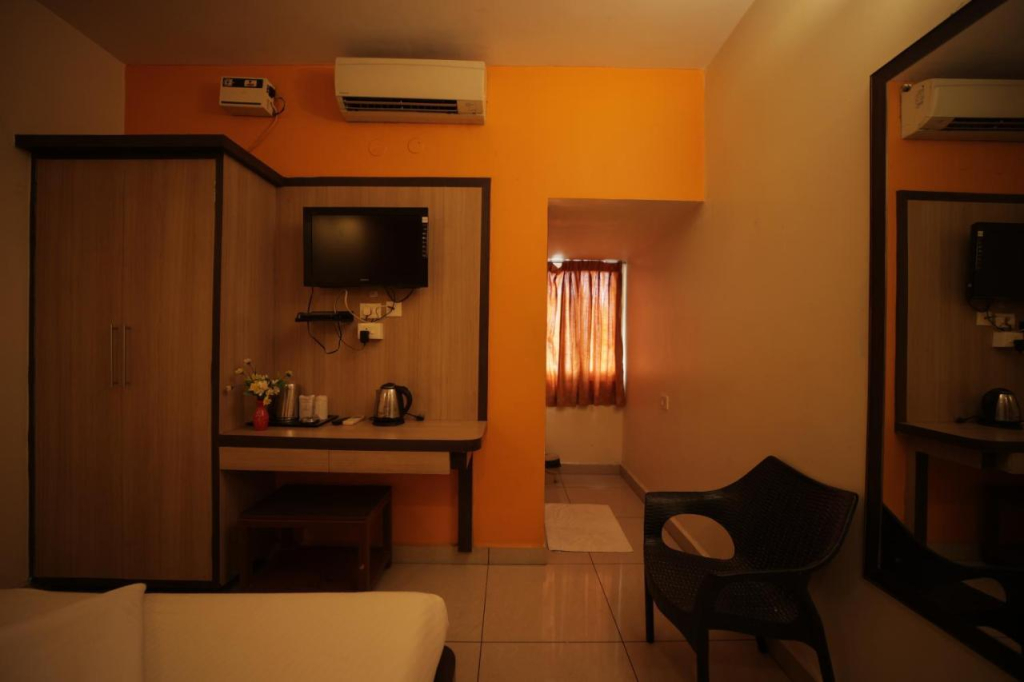 Treebo Golden Inn, 700 Mtrs From Promenade Beach