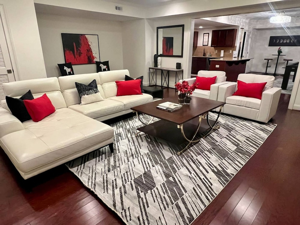 Luxe Gated Fenced Buckhead 6BD 8 5bth Sleeps 12
