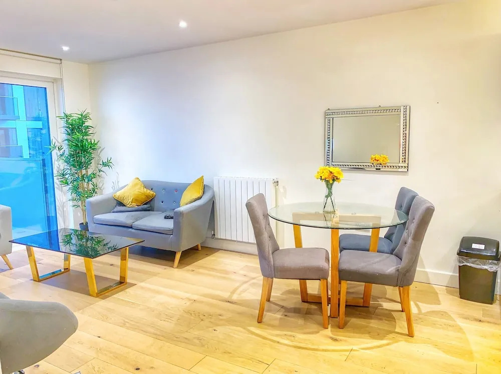 2-bed in Woolwich Riverside With Cinema And Pool