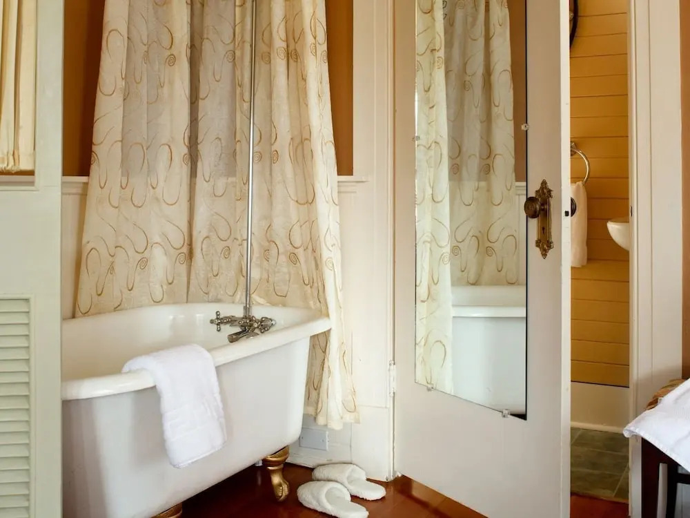 Abbeymoore Manor Bed & Breakfast Inn