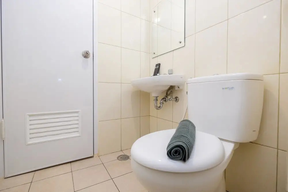 Well Furnished and Comfy 2BR Springlake Summarecon Bekasi Apartment By Travelio