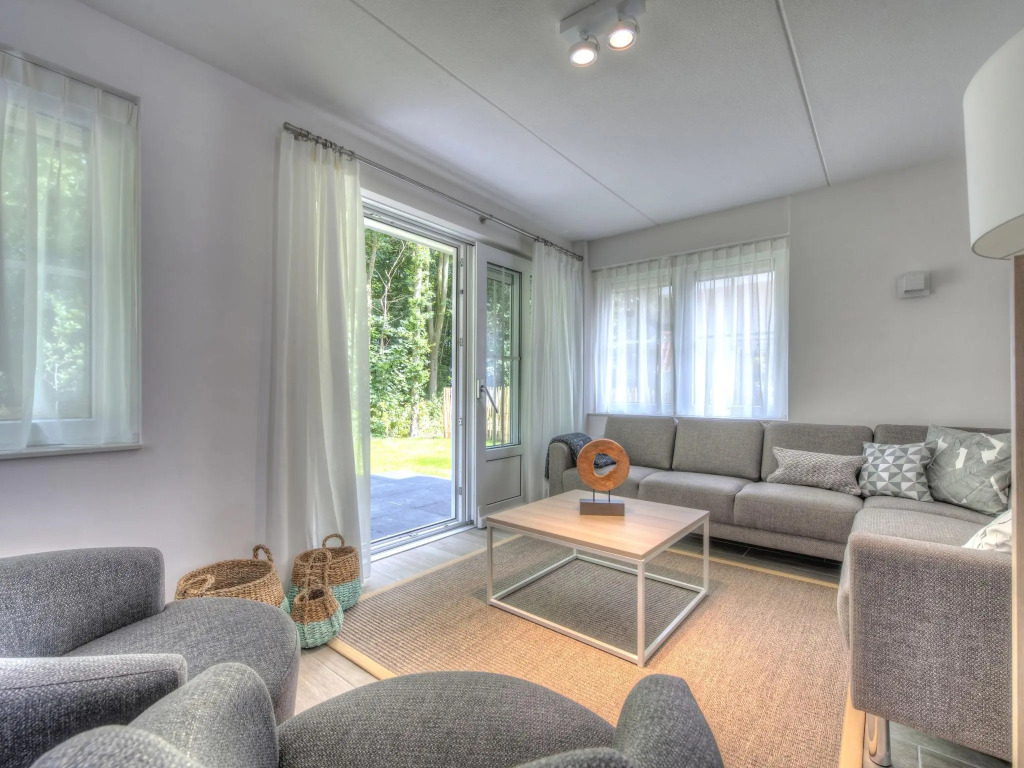 Luxurious Stately Villa With 3 Bathrooms, 1km From the Beach