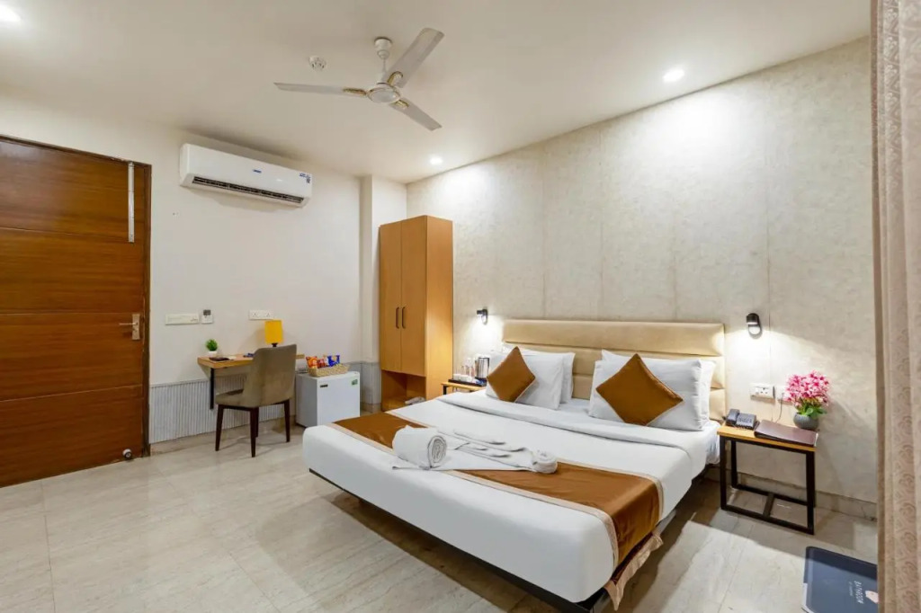 Aadat Hotel Subhash Chowk Gurgaon