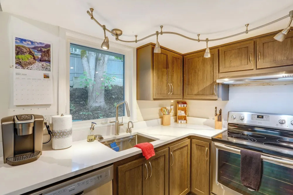 Pet-friendly Sammamish Home w/ Deck ~ 3 Mi to Lake