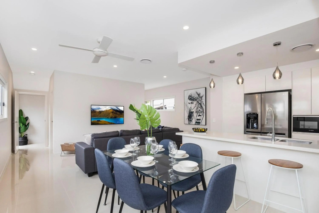Park Avenue Luxe Chic Townhouse Sleeps 9, Carpark