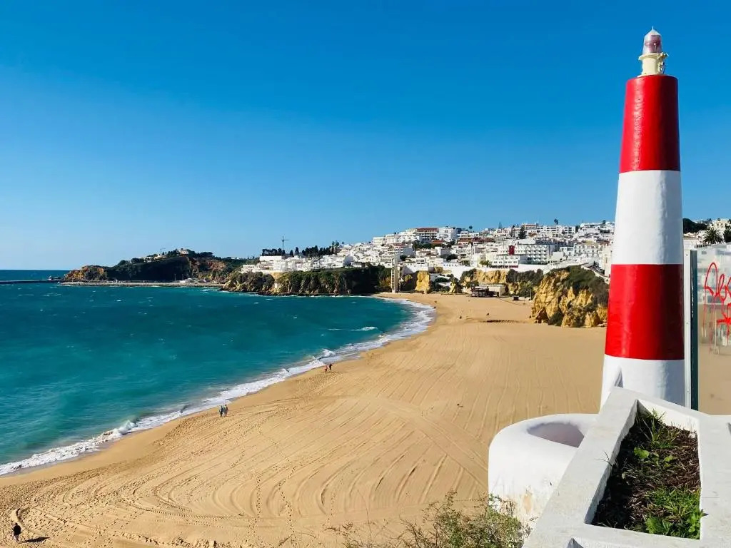Deluxe apartment in Albufeira old town, 200m walk to beach, pool parking