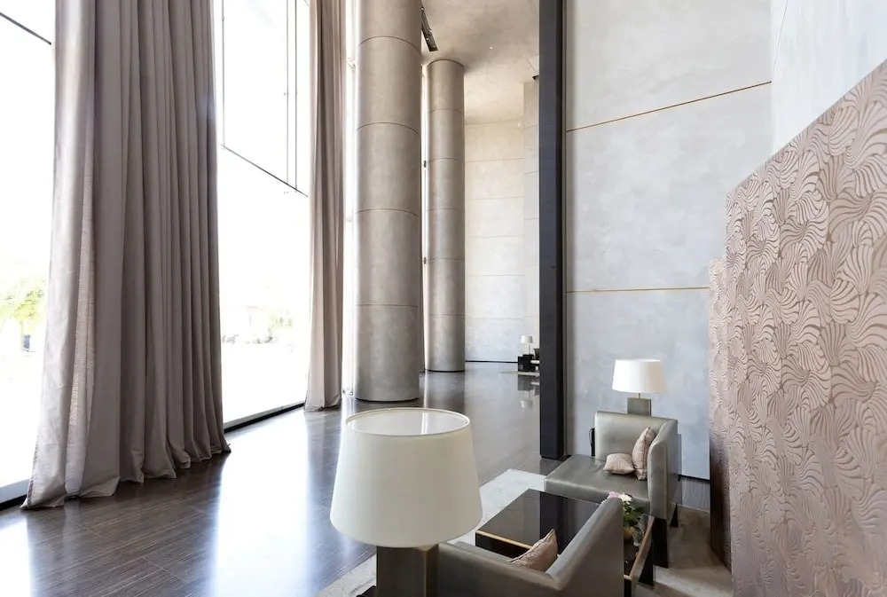 Elegant 3BR in White City by HolyGuest