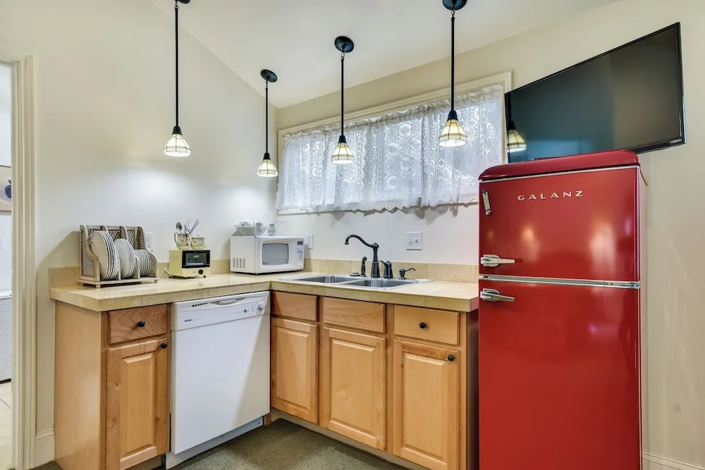 Cozy Portland Studio w/ Electric Fireplace