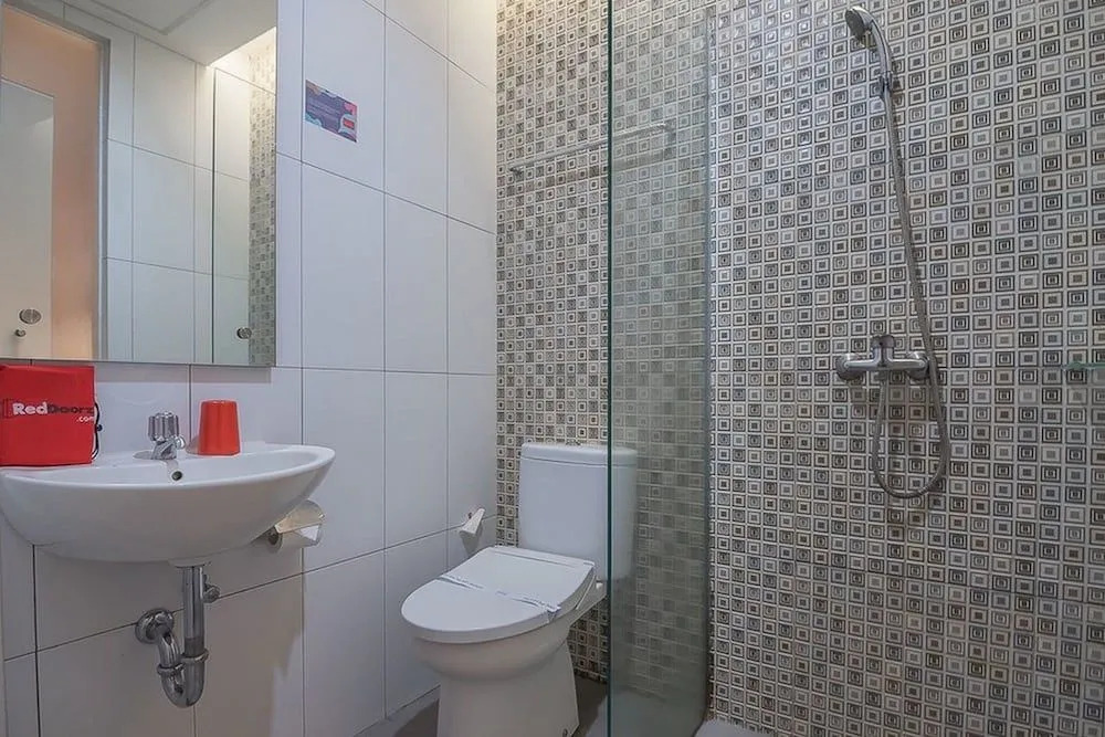 RedDoorz Plus Near Maranatha University 5