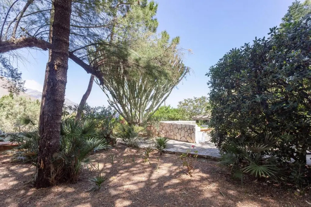 Scopello Flat with Panoramic Courtyard and Parking