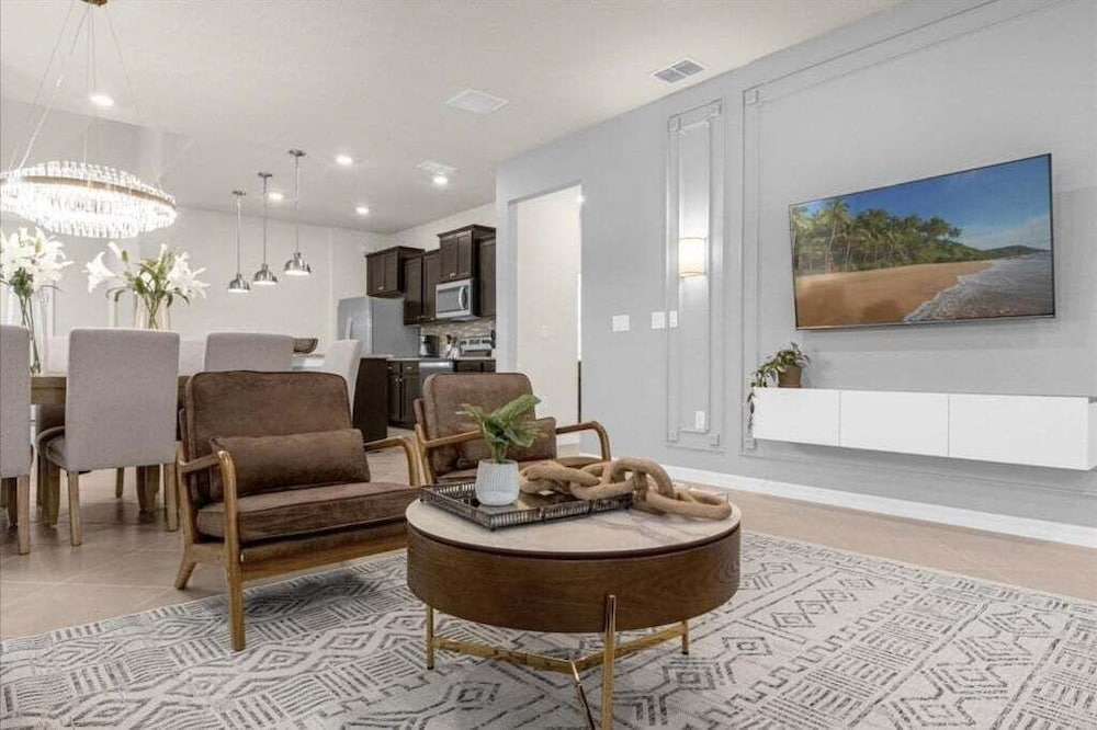 7 Bedroomss/ Windsor Cay Home