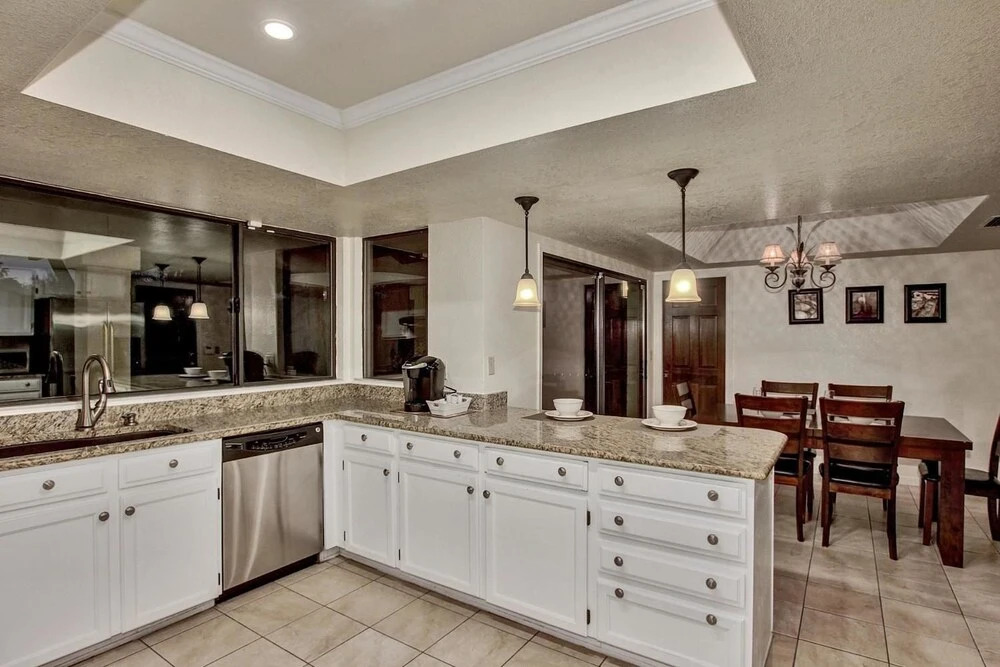 SLS Kathleen Amazing Location with FREE Heated Pool, Spa, Pool Table &