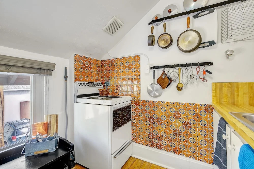 Darling Detached Villa in Heart of Cap Hill