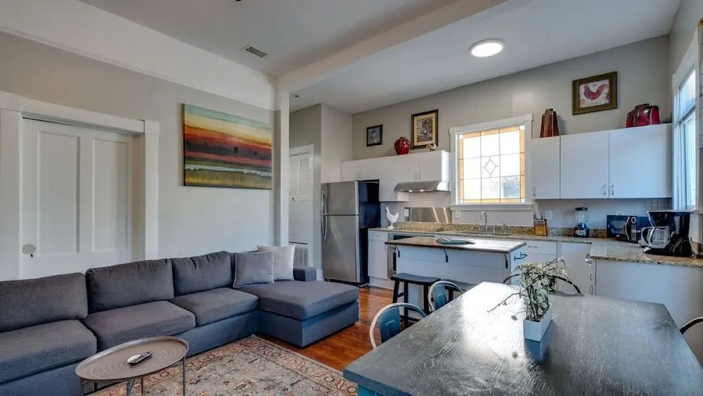 Huge 5 bedroom 5 bath Home in Savannah