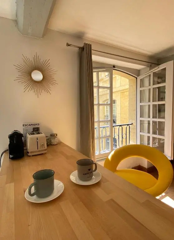 Beau studio cosy calme en face du port sur le quai