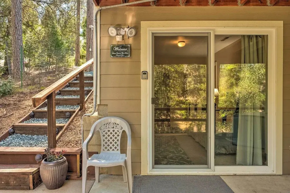 Beautiful Wooded Escape, Half-mi to Pine Mtn Lake!