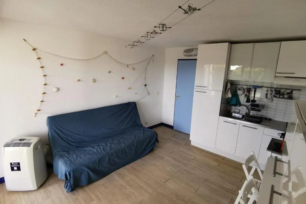 TRES JOLI STUDIO CABINE les pieds dans l'eau AVEC VUE sur le canal.