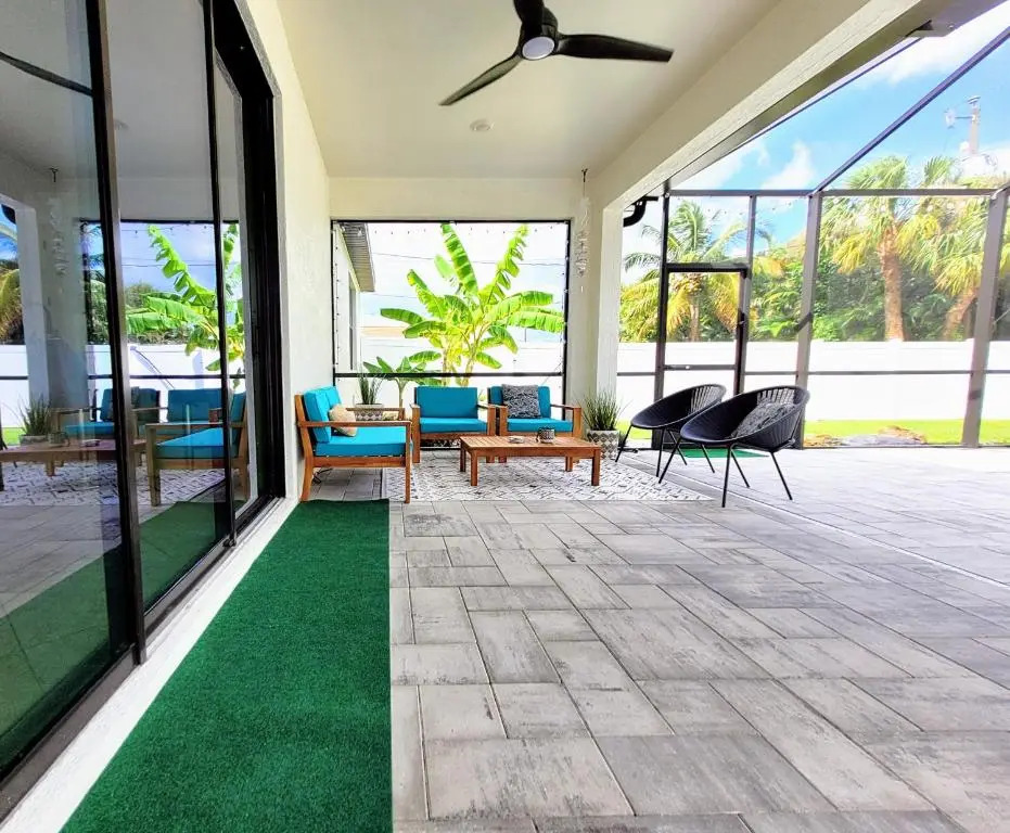 Blue Door Retreat - Luxury Pool Home - sleeps 8