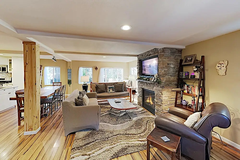 All-season Getaway - Serene Backyard W/ Hot Tub! 5 Bedroom Home