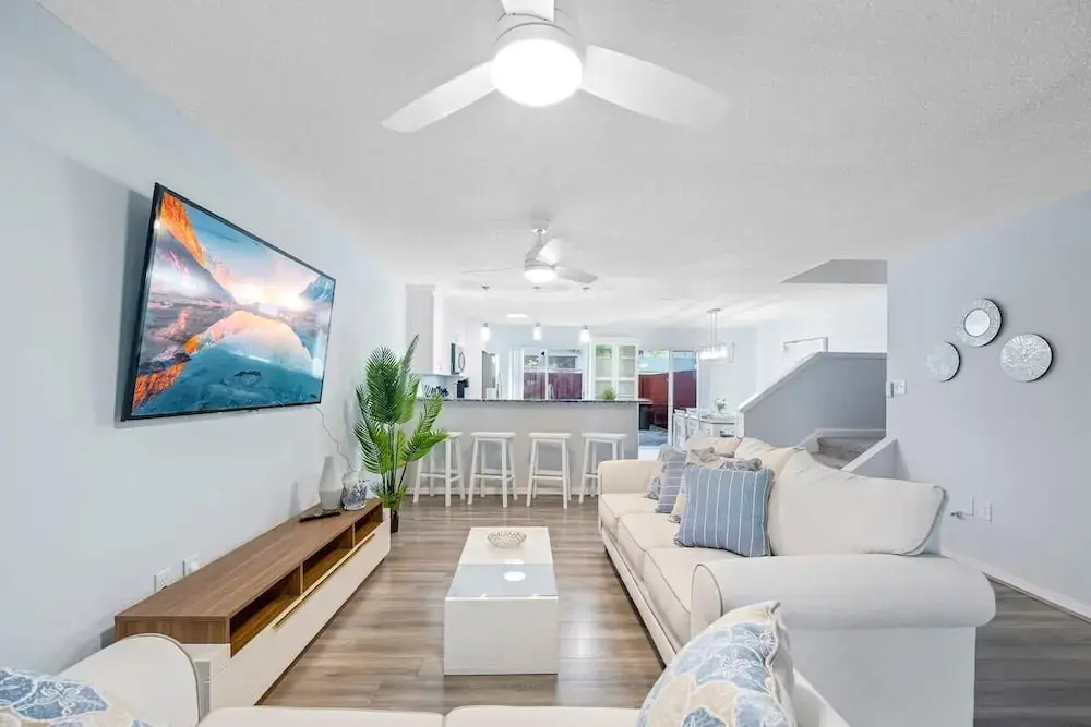 Stylish Townhome w Hot Tub 5 Min Walk to Beach