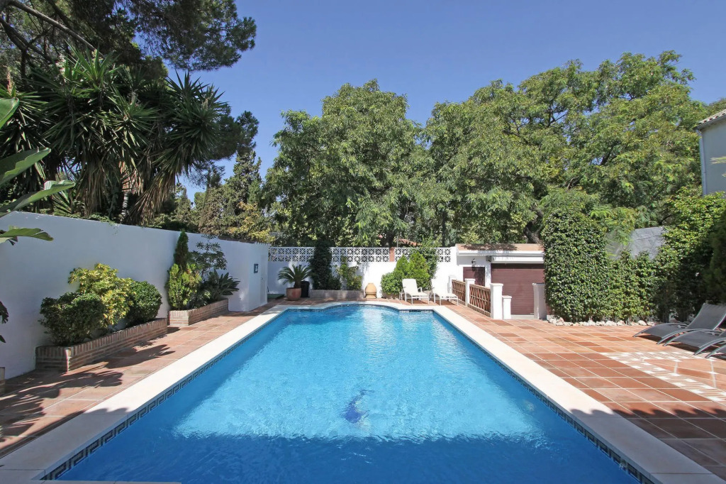 1102 - Marbella Town Villa