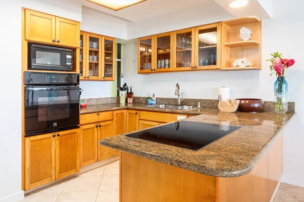 Pu'u Poa 303 2 Bedroom Condo by RedAwning