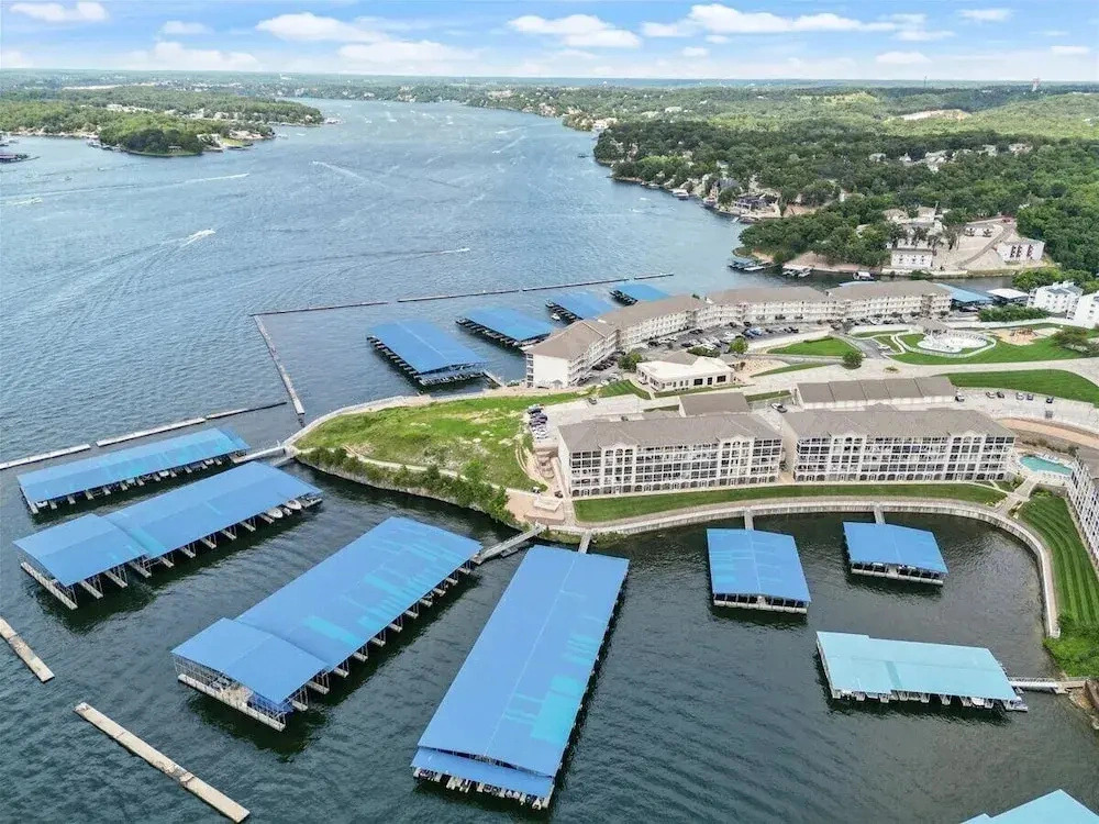 Nautical-inspired Lakefront Unit w/ Awesome Views