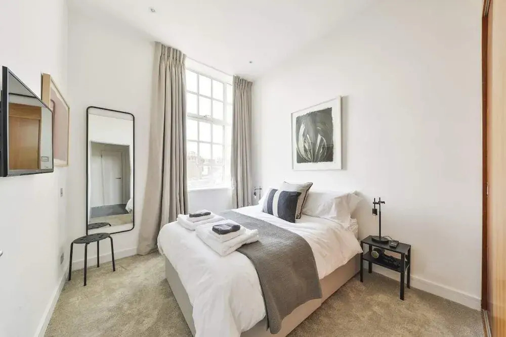 Stunning 3 Bed Apartment With Parquet Wooden Flooring in Baker Street