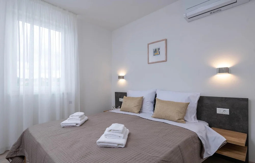 Amazing Home in Manjadvorci With Outdoor Swimming Pool, Wifi and 3 Bedrooms