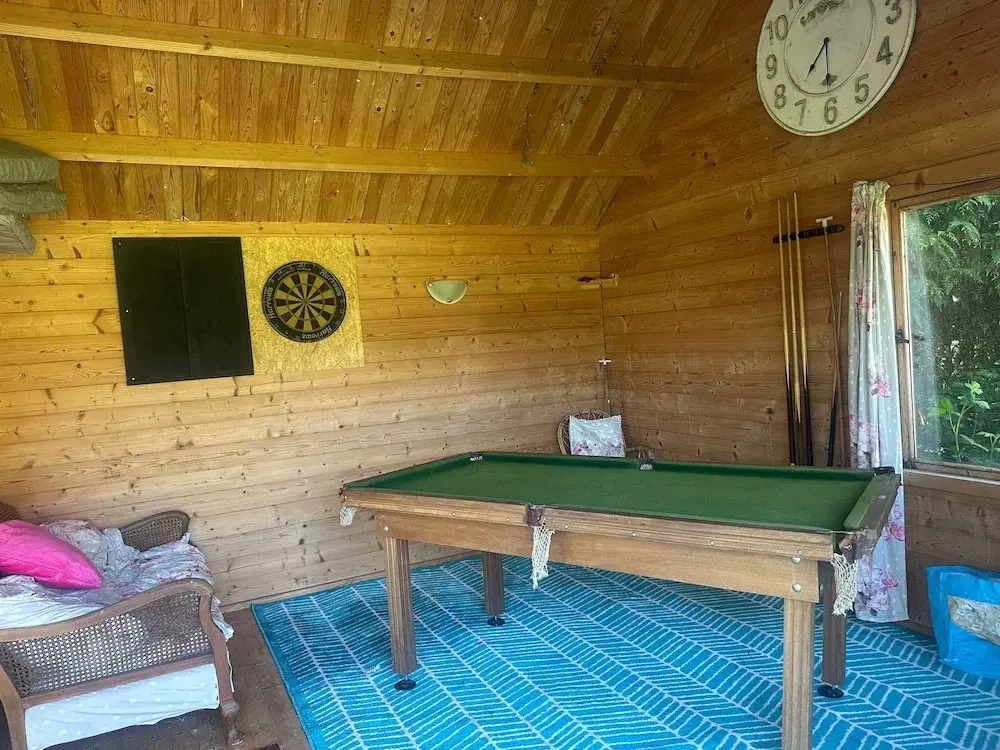 Sleeps10/18-parking-garden-pool-hottub-balcony