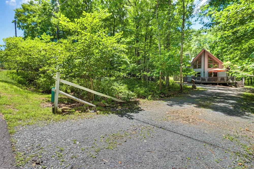 Furnished Deck + Fire Pit: Poconos Outdoorsy Gem