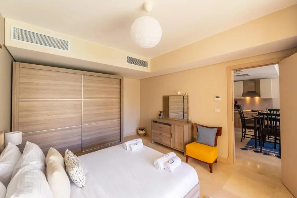 Jazzy 1BDR w Outdoor Pool View Terrace Free Pool & Beach Access