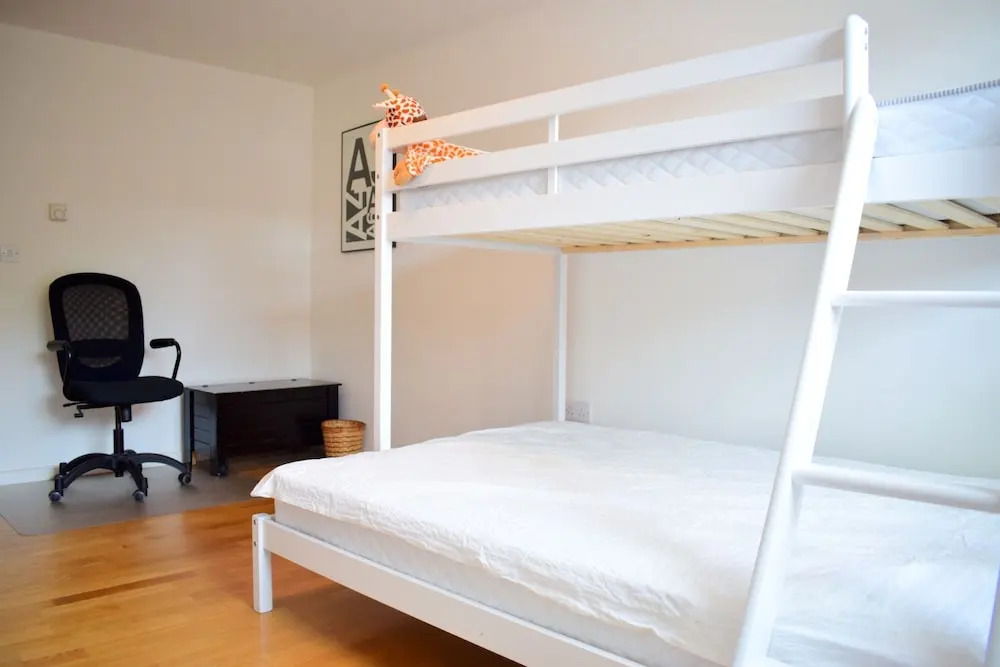 2 Bedroom Apartment with Private Balcony - Sleeps 5